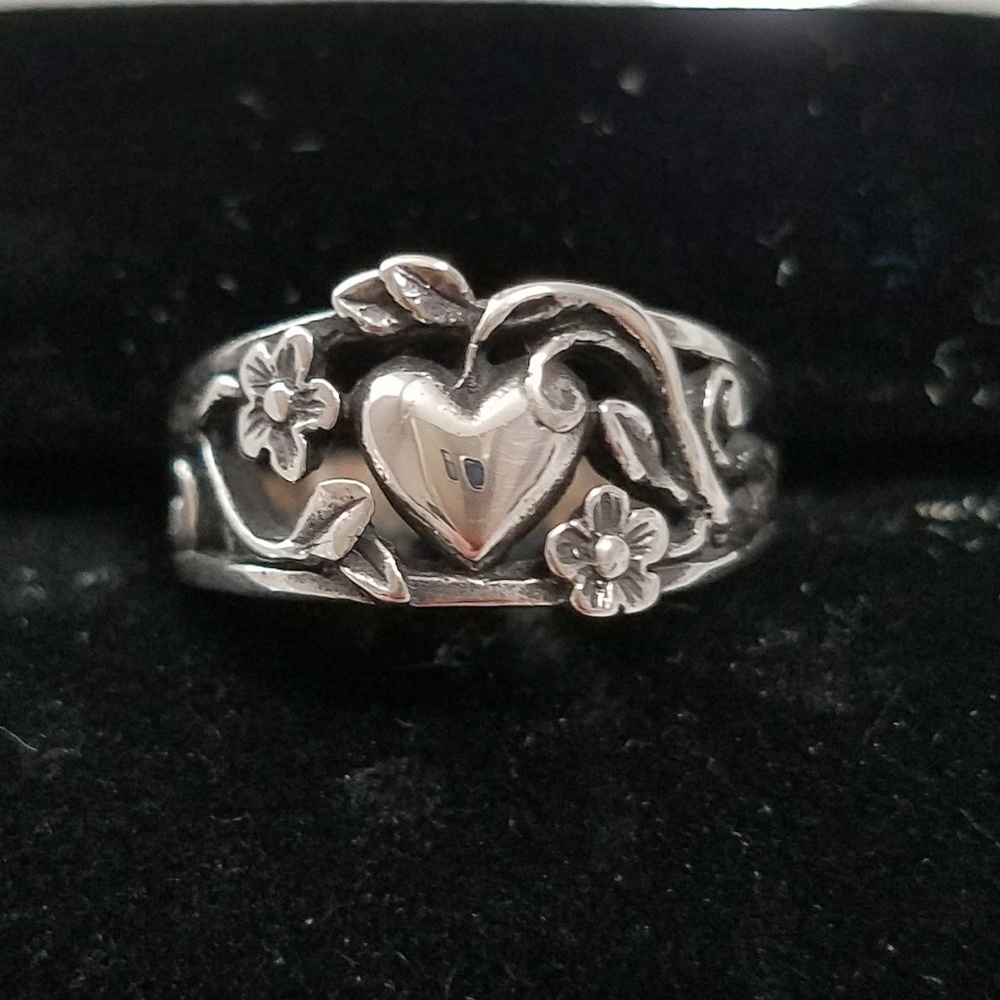 Retired Heart & Vine James Avery ring size 5
